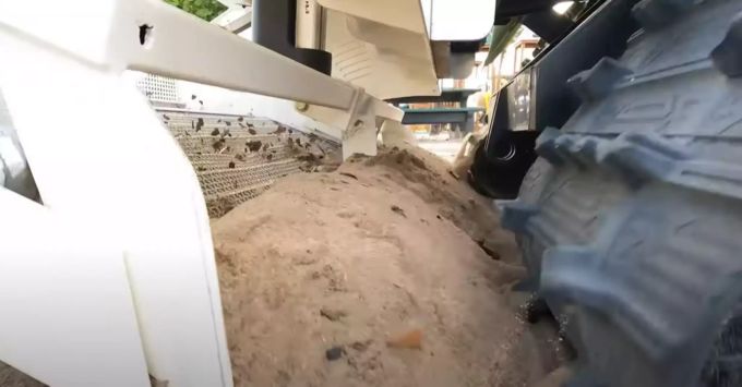 Der Bebot gräbt sich in den Sand und filtert Abfall heraus. Good News Roboter Strandsäuberung