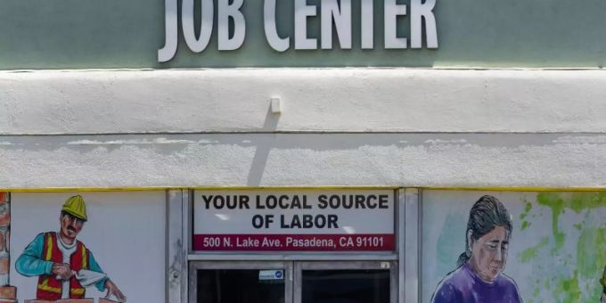Die Erstanträge auf Arbeitslosenhilfe liegen in den USA nach wie vor über dem Niveau, das vor der Corona-Krise üblich war. Foto: Damian Dovarganes/AP/dpa/Archiv Die Erstanträge auf Arbeitslosenhilfe liegen in den USA nach wie vor über dem Niveau, das vor der Corona-Krise üblich war. Foto: Damian Dovarganes/AP/dpa/Archiv