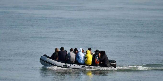 Migranten auf einem Boot. (Symbolbild) ärmelkanal