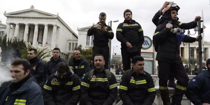 Griechische Feuerwehrleute versuchten die Fahrbahn einer Hauptstrasse in Athen zu blockieren. (Symbolbild) Coronavirus