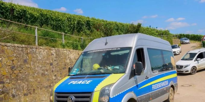 Ein Transporter mit der Aufschrift "Friedensfahrzeug" fährt am Rand des Katastrophengebiets in den Weinbergen entlang. Foto: Thomas Frey/dpa Ein Transporter mit der Aufschrift "Friedensfahrzeug" fährt am Rand des Katastrophengebiets in den Weinbergen entlang. Foto: Thomas Frey/dpa