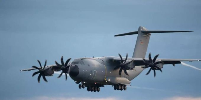 Ein Transportflugzeug A400M der Bundeswehr im Landeanflug auf den niedersächsischen Stützpunkt Wunstorf Ende August. Foto: Daniel Reinhardt/dpa Ein Transportflugzeug A400M der Bundeswehr im Landeanflug auf den niedersächsischen Stützpunkt Wunstorf Ende August. Foto: Daniel Reinhardt/dpa