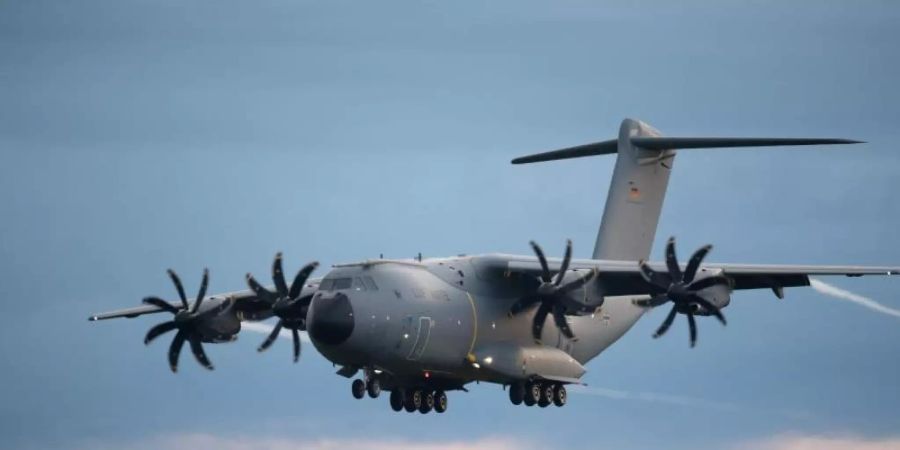 Ein Transportflugzeug A400M der Bundeswehr im Landeanflug auf den niedersächsischen Stützpunkt Wunstorf Ende August. Foto: Daniel Reinhardt/dpa