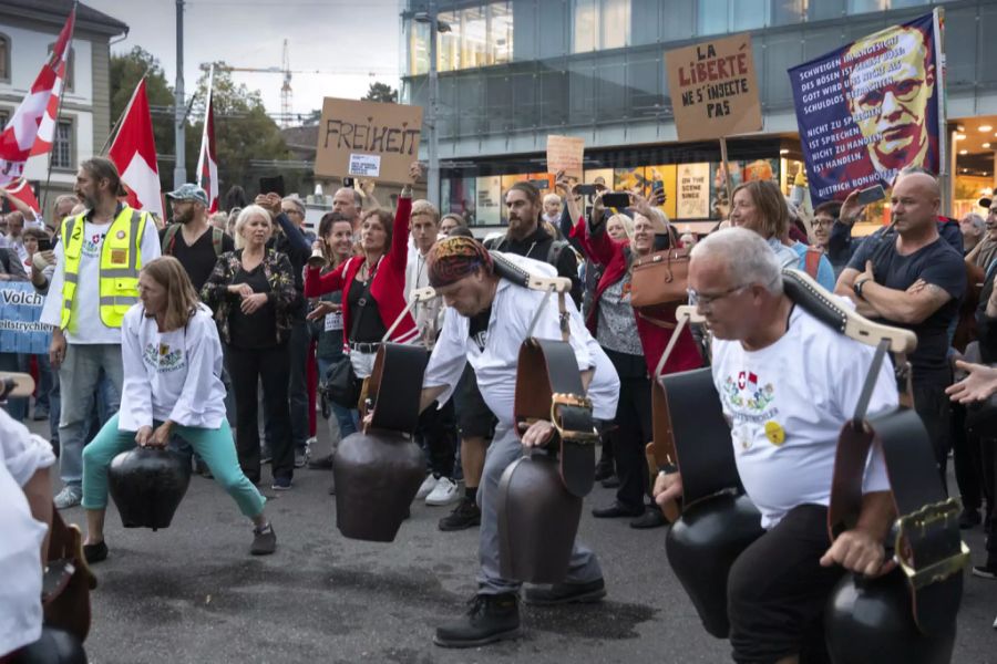 Sie sind laut und präsent: die «Freiheitstrychler» an einer Demonstration in Bern.