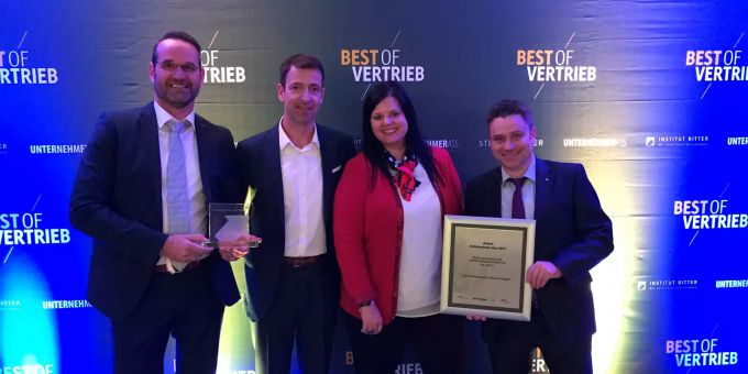 Dürfen den Preis für die beste Agentur international entgegennehmen (v.l.): Reto Poltera (Verkaufsförderer Vorsorge), Steffen Ritter (Vorsitzender der Jury), Rebecca Brigger (Leiterin Vertri Zurich Versicherung Visp