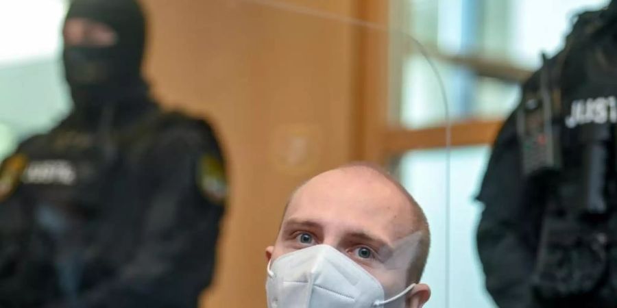 Stephan B. beim Prozess in Magdeburg im vergangenen Jahr, bei dem er zu lebenslanger Haft verurteilt wurde. Foto: Hendrik Schmidt/dpa-Zentralbild-POOL/dpa