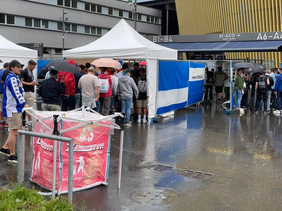 Schlangen vor den Stadioneingängen in Luzern.