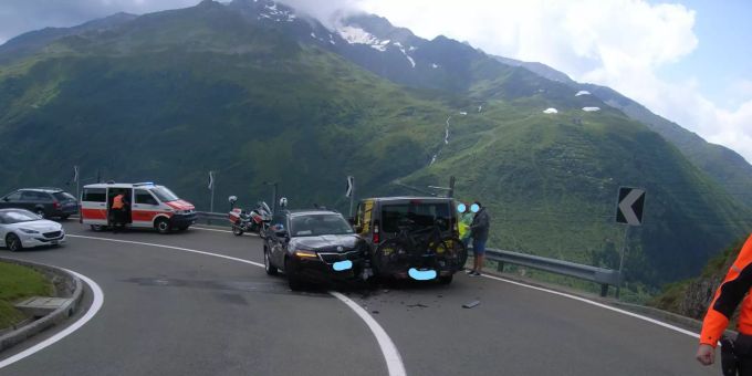 An den Fahrzeugen entstand Sachschaden in der Höhe von rund 22'000 Franken. Unfall