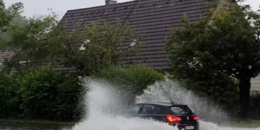 Stehendes Wasser auf einer Strasse im bayerischen Penzberg. Foto: Vifogra/dpa