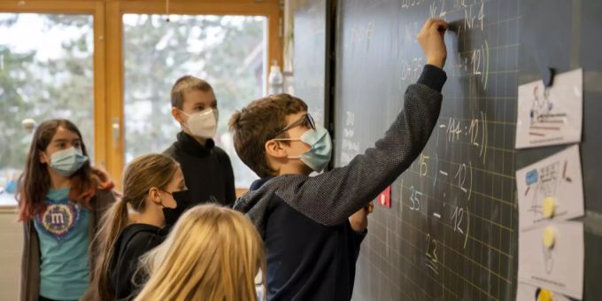 Nach Sommerferien - Schweizer Schulen verzeichnen Corona-Rekorde