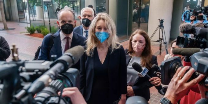 Elizabeth Holmes bei ihrer Ankunft am Gericht Elizabeth Holmes bei ihrer Ankunft am Gericht