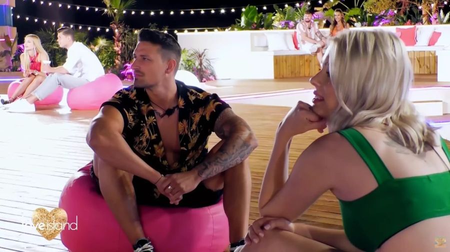 Bereits nach kurzer Zeit mischt die erste Granate die «Love Island»-Gruppe auf. Jannik wurde von Granate Lena auf ein Date eingeladen.