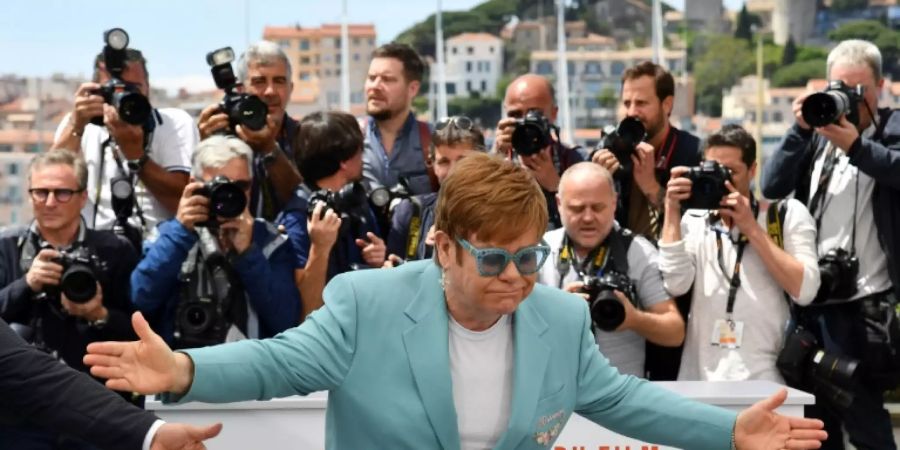 Elton John auf dem roten Teppich in Cannes