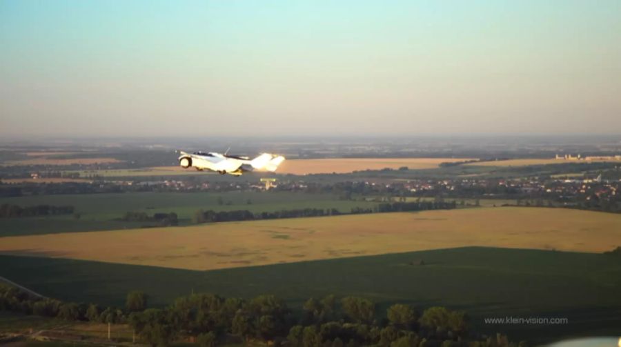 Das fliegende Auto schwebt in der slowakischen Luft.