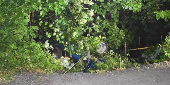 In Klosters ist ein Dumper neben die Strasse geraten und gekippt. Der Fahrzeuglenker wurde eingeklemmt und tödlich verletzt.