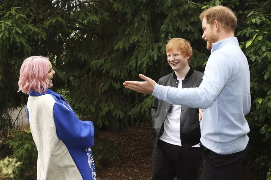 Prominenter Besuch beim Event von Wellchild: Sängerin Anne-Marie, Musiker Ed Sheeran und Prinz Harry plaudern miteinander.