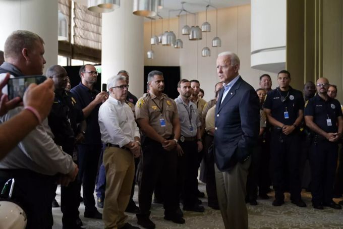 Präsident Joe Biden trifft sich am Donnerstag in Miami Beach mit Ersthelfern, die an dem Wohnhochhaus arbeiteten, das letzte Woche in Surfside, Fla. eingestürzt ist. Joe Biden