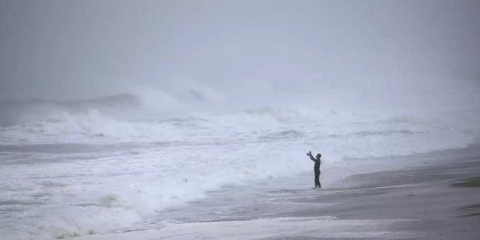 Imposante Gischt an der Küste vor Westerly, Rhode Island: Tropensturm «Henri» ist im Anmarsch. Foto: Stew Milne/AP/dpa Imposante Gischt an der Küste vor Westerly, Rhode Island: Tropensturm «Henri» ist im Anmarsch. Foto: Stew Milne/AP/dpa