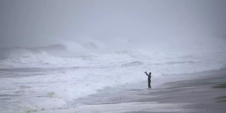 Imposante Gischt an der Küste vor Westerly, Rhode Island: Tropensturm «Henri» ist im Anmarsch. Foto: Stew Milne/AP/dpa