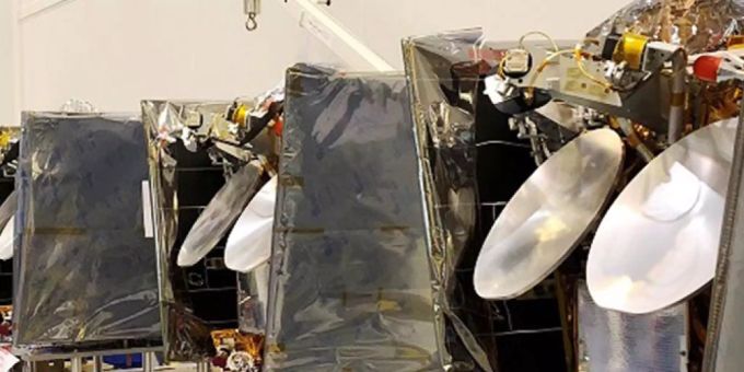 ARCHIV - Mehrere OneWeb-Satelliten stehen hier 2019 vor der Verladung zum Flug ins All nebeneinander. Jetzt sollten weitere 34 Satelliten die Reise ins All antreten. Foto: Airbus One Web/dpa - ACHTUNG: Nur zur redaktionellen Verwendung und nur mit vollständiger Nennung des vorstehenden Credits ARCHIV - Mehrere OneWeb-Satelliten stehen hier 2019 vor der Verladung zum Flug ins All nebeneinander. Jetzt sollten weitere 34 Satelliten die Reise ins All antreten. Foto: Airbus One Web/dpa - ACHTUNG: Nur zur redaktionellen Verwendung und nur mit vollständiger Nennung des vorstehenden Credits
