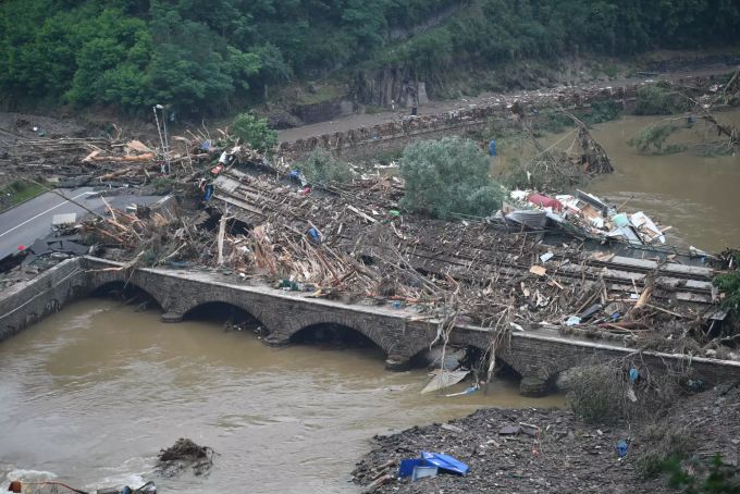 Eine Brücke nach Altenahr ist durch Schutt und eine Eisenbahnbrücke versperrt. Unwetter in Rheinland-Pfalz