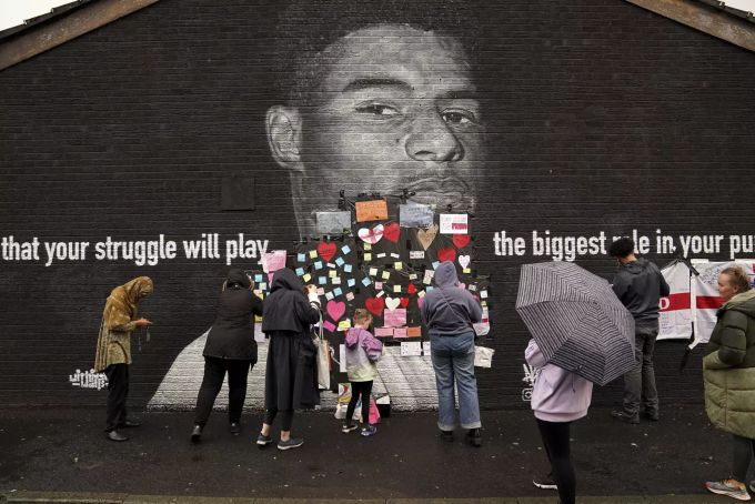 An einem Wandbild von England-Star Marcus Rashford hinterlassen Fans Grussbotschaften nach dem verlorenen EM-Final. Euro 2020 Marcus Rashford