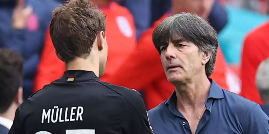 Bundestrainer Joachim Löw und Thomas Müller. Foto: Christian Charisius/dpa