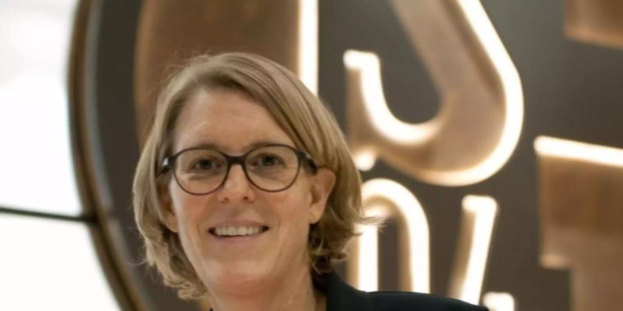 Schalke-Finanzvorständin Christina Rühl-Hamers steht in einem Innenraum des Stadions von Schalke 04, der Veltins-Arena. Foto: Wolf Dewitz/dpa-Zentralbild/dpa