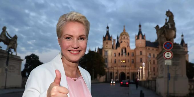 dpatopbilder - Manuela Schwesig (SPD), Ministerpräsidentin von Mecklenburg-Vorpommern und Spitzenkandidatin der SPD für die Landtagswahlen in Mecklenburg-Vorpommern, hebt den Daumen nach den ersten Prognosen. Die Sozialdemokraten haben die Landtagswahl in Mecklenburg-Vorpommern laut Prognosen klar gewonnen. Foto: Jens Büttner/dpa-Zentralbild/dpa dpatopbilder - Manuela Schwesig (SPD), Ministerpräsidentin von Mecklenburg-Vorpommern und Spitzenkandidatin der SPD für die Landtagswahlen in Mecklenburg-Vorpommern, hebt den Daumen nach den ersten Prognosen. Die Sozialdemokraten haben die Landtagswahl in Mecklenburg-Vorpommern laut Prognosen klar gewonnen. Foto: Jens Büttner/dpa-Zentralbild/dpa
