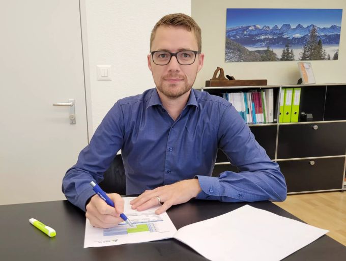 Simon Seelhofer, Mandatsleiter bei der MZO AG, mit einem Kundendossier. MZO AG Wald