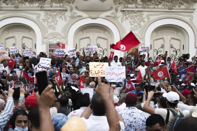 Zahlreiche Menschen versammeln sich vor dem Stadttheater von Tunis während einer Protestaktion gegen den tunesischen Präsidenten Kais Saied. Kais Saied