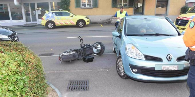 Unfall zwischen Leichtmotorfahrrad und Auto in Rapperswil-Jona.