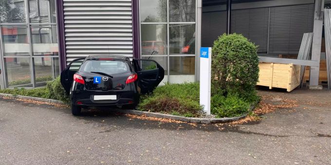 Die Lernfahrerin setzte das Auto in eine Mauer. mauer