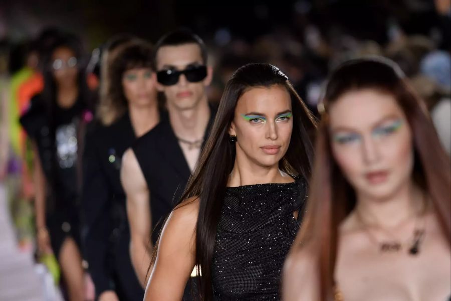 Auch Irina Shayk lief für das Modehaus Versace.