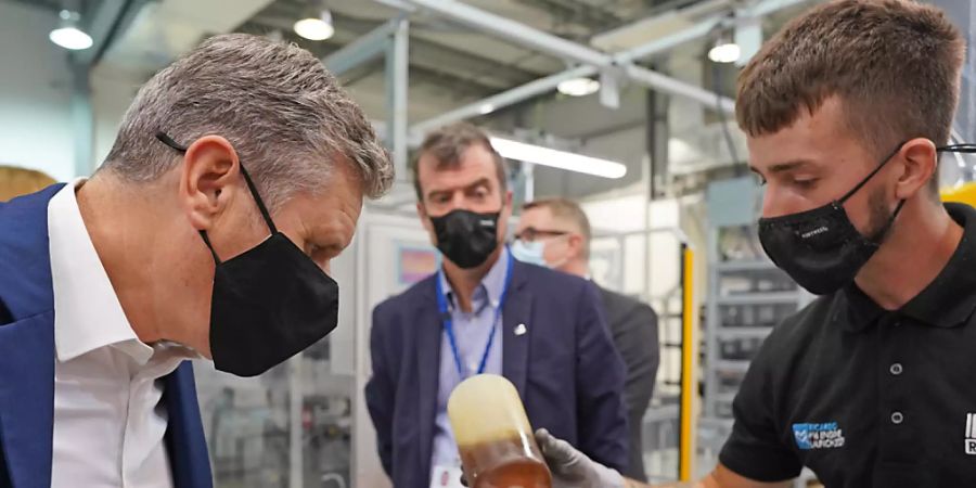 Keir Starmer (l), Vorsitzender der Labour Partei, bei einem Besuch des Maschinenbauunternehmens Ricardo. Ein interner Streit überschattet den Parteitag der britischen Oppositionspartei Labour in der südenglischen Küstenstadt Brighton. Foto: Stefan Rousseau/PA Wire/dpa