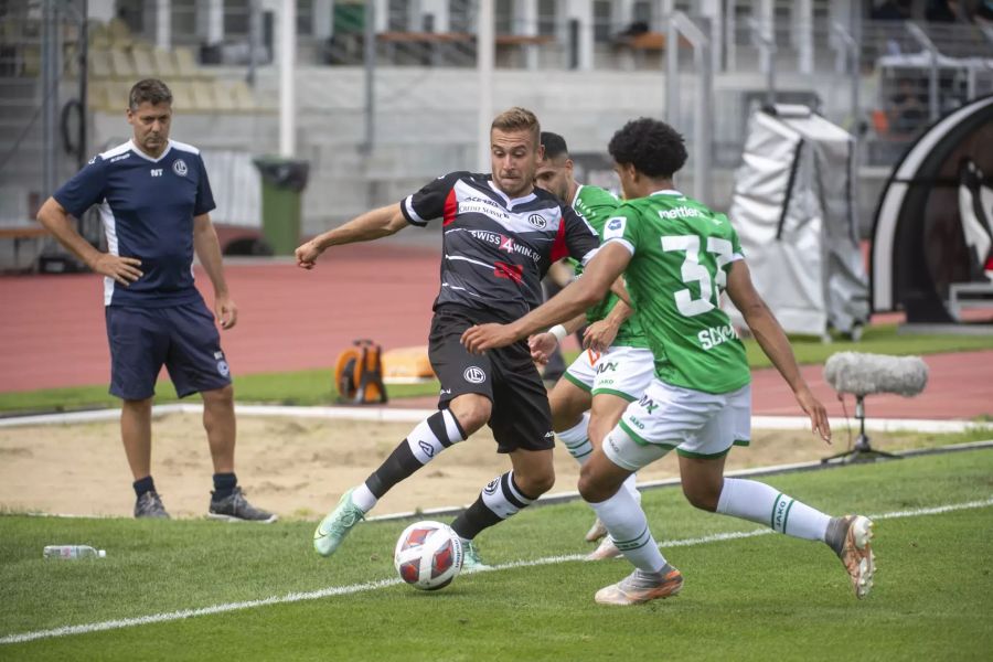 Sandi Lovric (l.) vom FC Lugano wird gleich von zwei Spielern des FC St.Gallen unter Druck gesetzt.