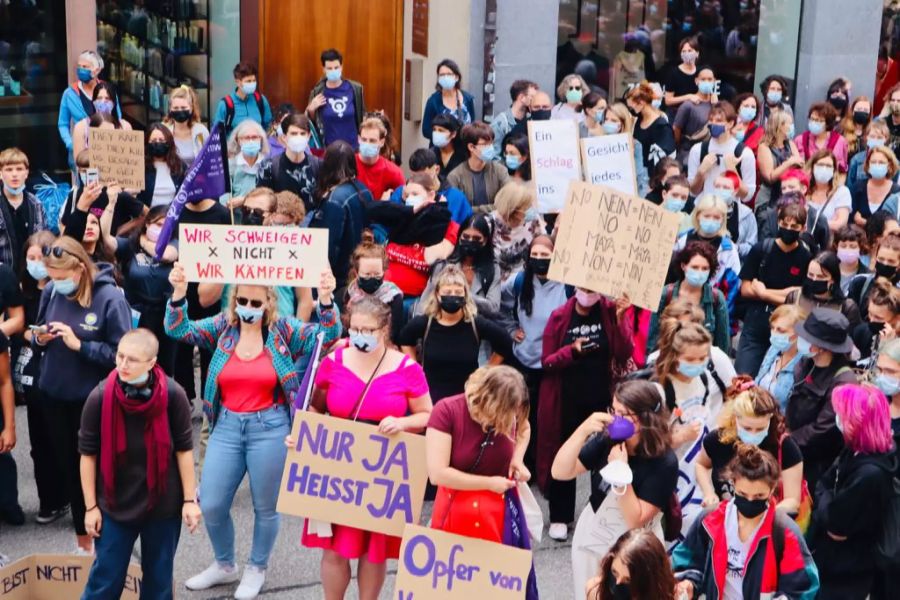 Rund 500 Menschen Demonstrieren vor dem Appellationsgericht in Basel.