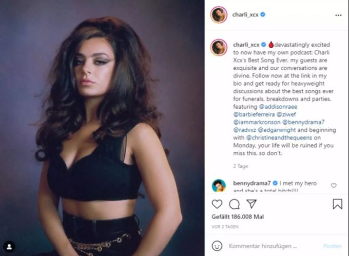 Charli XCX kündigt ihren neuen Podcast auf Instagram an. charli xcx