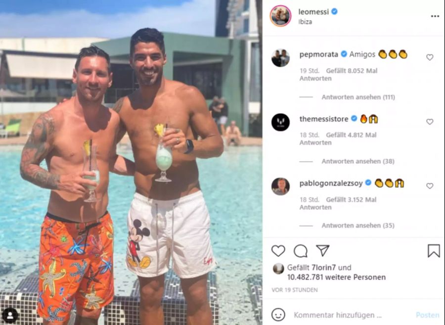 Lionel Messi und Luis Suarez stossen in Ibiza zusammen an.