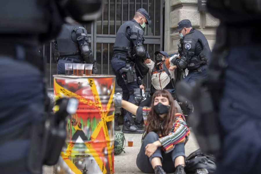 Polizisten führen Klimaaktivisten am Paradeplatz ab.