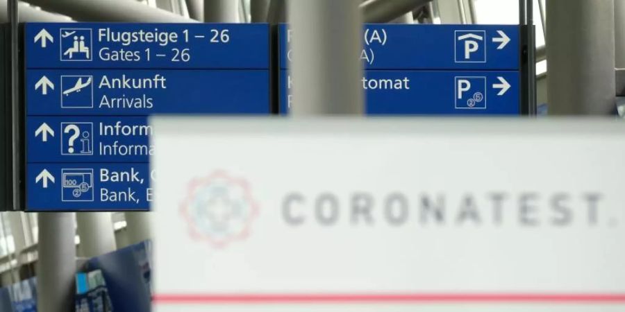 Ein Schild mit der Aufschrift «Coronatest» im Terminal des Flughafens Leipzig-Halle. Foto: Sebastian Willnow/dpa-Zentralbild/dpa