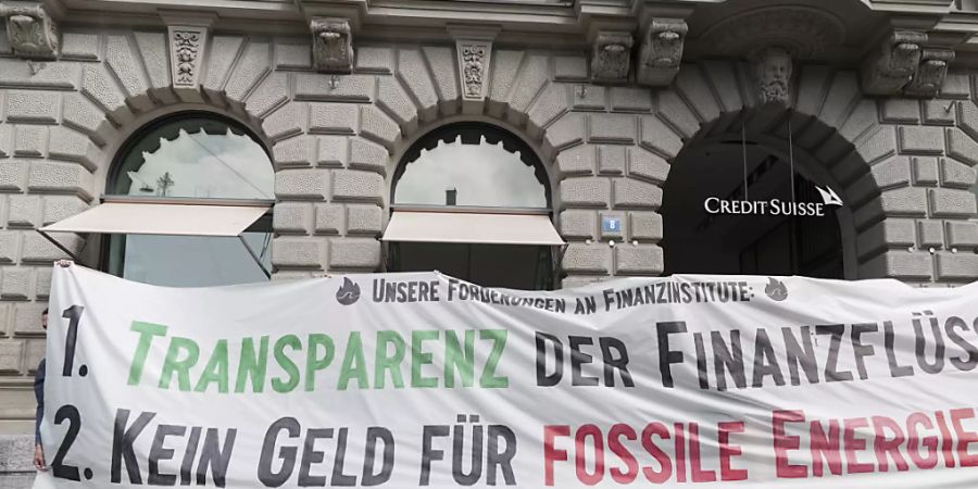 Aktivistinnen und Aktivisten der Klimabewegung haben erneut am Zürcher Paradeplatz protestiert. (Archivbild)