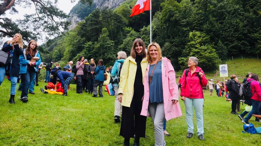 «Dank unseren Vorkämpferinnen feiern wir heute 50 Jahre Demokratie. Generationenübergreifend und solidarisch bleiben wir dran.» - Valentina Achermann, SP-Stadträtin aus Bern, und ihre Mutter sind ebenfalls mit von der Partie.