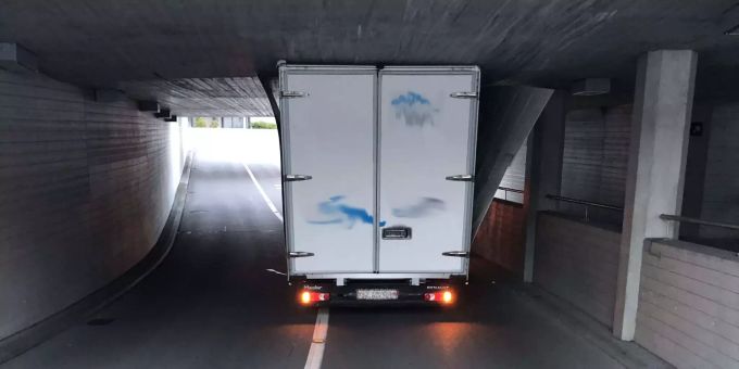 Der Lenker blieb unverletzt. Unfall