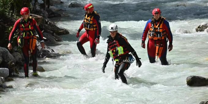 Einsatzkräfte der Wasserwacht suchen nahe der Höllentalklamm den Hammersbach und den Uferbereich ab. höllental (wetterstein)