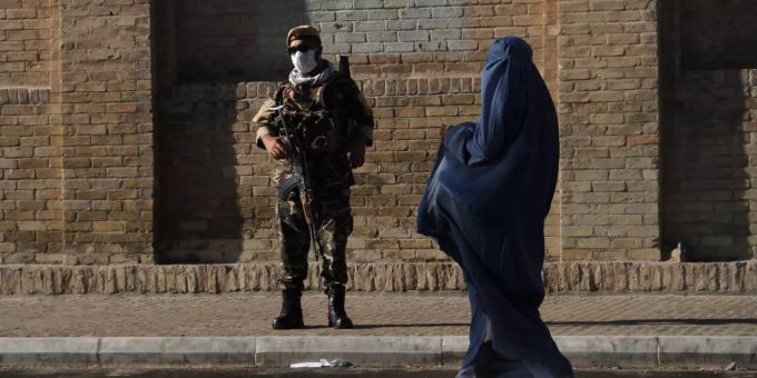 Eine Afghanin mit Burka und ein Soldat in der Nähe von Kabul (Symbolbild). Taliban