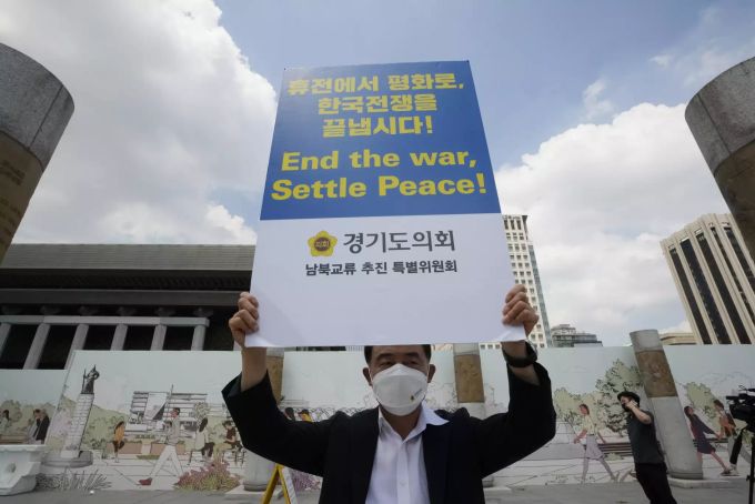 Ein Protestler vor der US-Botschaft in Seoul. South Korea Koreas Tensions