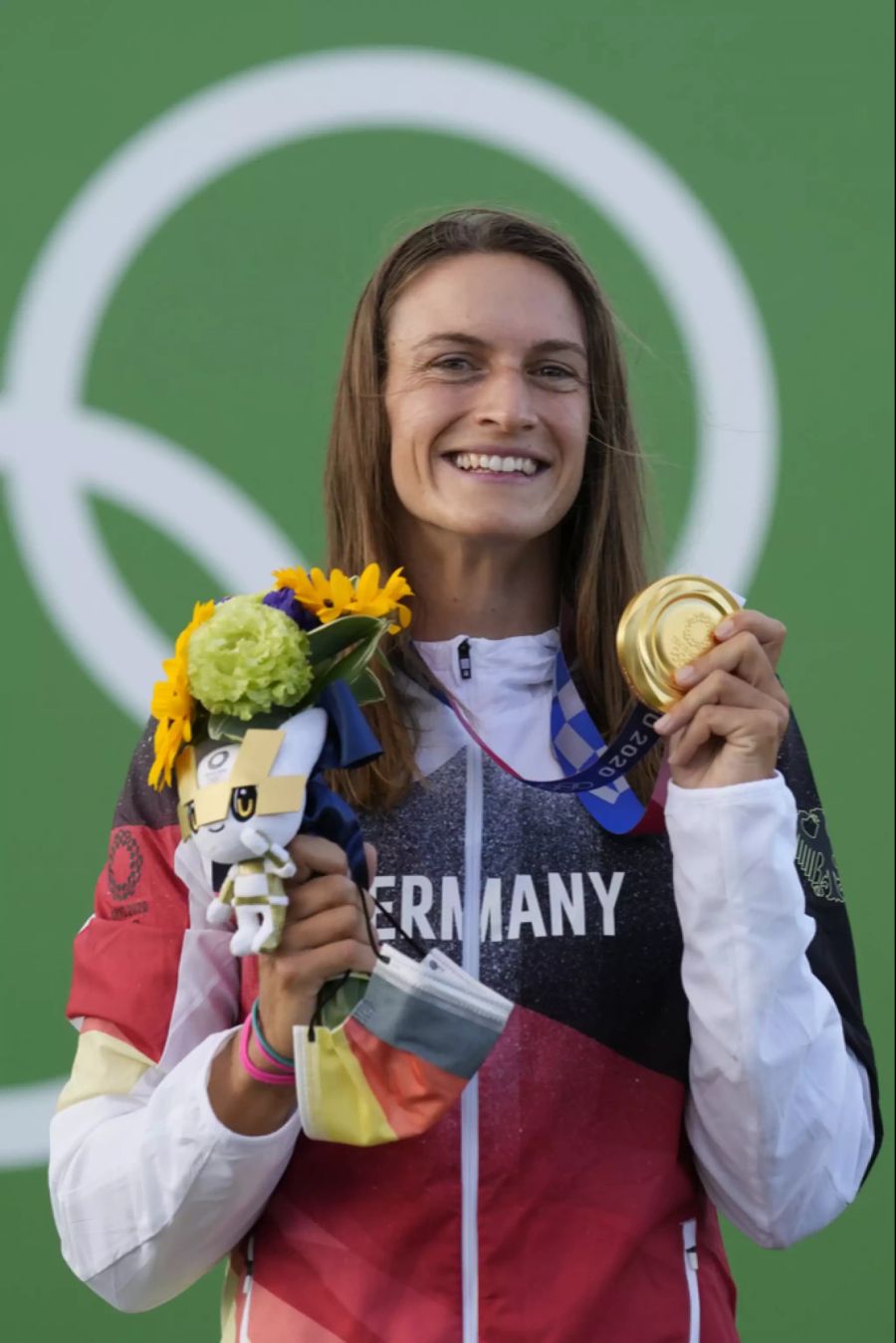 Die Deutsche strahlt mit der Medaille.