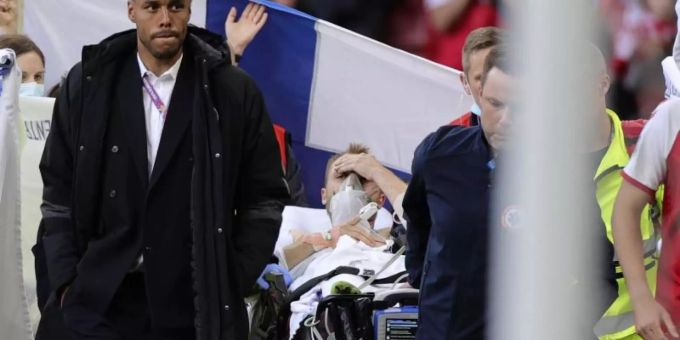 Schockmoment: Dänemarks Christian Eriksen wird nach seinem Zusammenbruch gegen Finnland vom Platz getragen. Foto: Friedemann Vogel/POOL EPA via AP/dpa