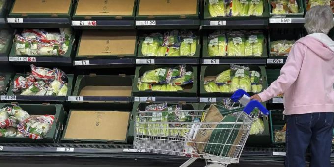 Teilweise leere Regalen in einem Supermarkt,in London. Corona und Brexit haben die Lieferketten auf den Kopf gestellt. Foto: Frank Augstein/AP/dpa Teilweise leere Regalen in einem Supermarkt,in London. Corona und Brexit haben die Lieferketten auf den Kopf gestellt. Foto: Frank Augstein/AP/dpa